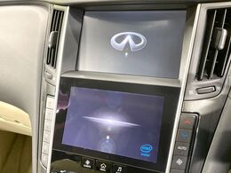 【メーカー純正8型ナビ】インテリアに溶け込むスタイリッシュな「専用設計」メーカーナビを装備♪視認性や操作性など基本性能にも優れ、より上質なカーライフをお楽しみいただけます。