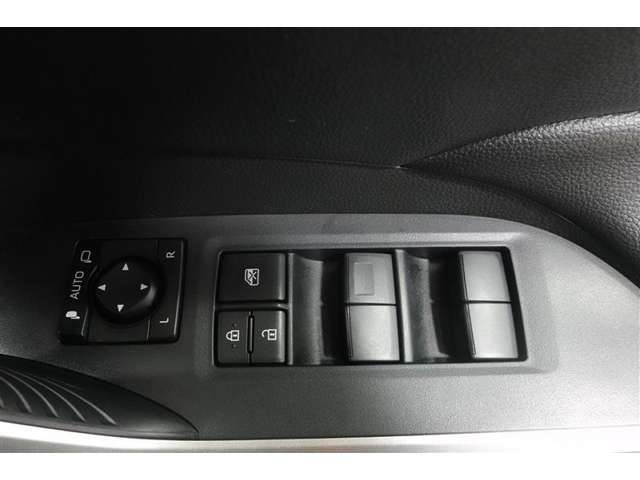 オールオートですので運転席からどの席の窓でも全閉全開が簡単に出来ますよ。