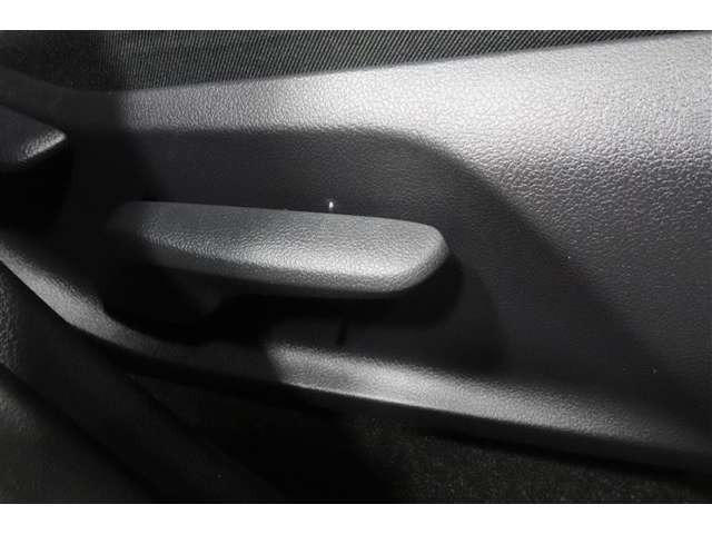 ドライバーシートの高さは調整機能もついておりますので、小柄な方でも運転しやすい姿勢に合わせられます。