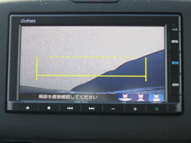 【バックカメラ】駐車時に後方がリアルタイム映像で確認できます。大型商業施設や立体駐車場での駐車時や、夜間のバック時に大活躍！運転スキルに関わらず、今や必須となった装備のひとつです！