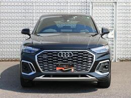 AUDIの特徴シングルフレームグリルは力強さとエレガントな雰囲気を醸し出します。