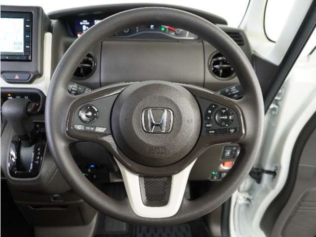 【Honda SENSING】 カメラ等装置で精度の高い検知能力を発揮、安全運転を支援します。ステアリング上のコントローラーに注目！