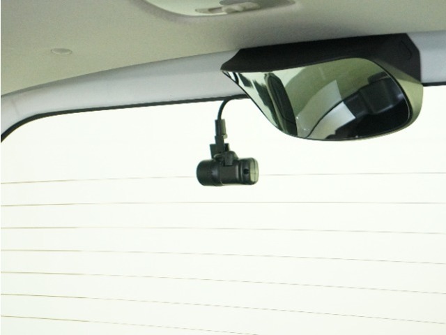 この車にはリアにもドライブレコーダーを装備しております◆映像・音声などを記録する自動車用の装置です。　もしもの事故の際の記録はもちろん、旅行の際の思い出としてドライブの映像を楽しむことができます。