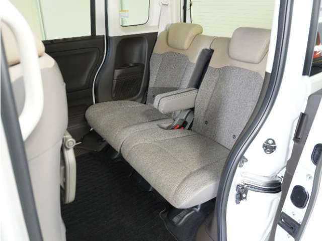 家族やご友人とBBQに行くとき、楽しさは道中の車内から始まっています！このベンチシートに座って、みんなで和気あいあい盛り上がりましょう！