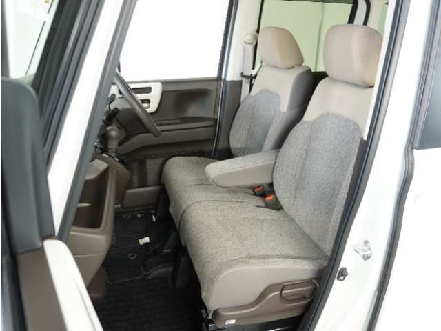 運転席と助手席は足元が繋がっているので自由に行き来しやすいので駐車場が狭いときでも助手席側からスムーズに乗り降りできて便利！