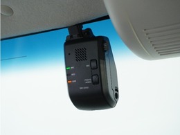 ◆ドライブレコーダー◆映像・音声などを記録する自動車用の装置です。　もしもの事故の際の記録はもちろん、旅行の際の思い出としてドライブの映像を楽しむことができます。