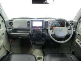 ベージュとグレーを基調としたデザインの運転席です。全体的に大きなキズ無く綺麗です。