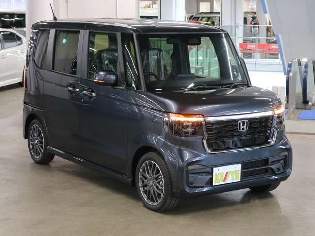 雨が降ってもゆったりと車選びができる全天候型立体展示場！エスカレーター完備！