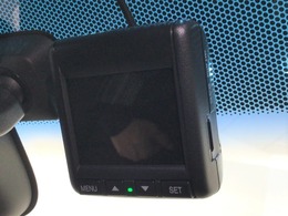 もしもの衝突の時、あなたの走行状態をしっかりと記録するドライブレコーダーも付いているので、万が一の時にも安心です。