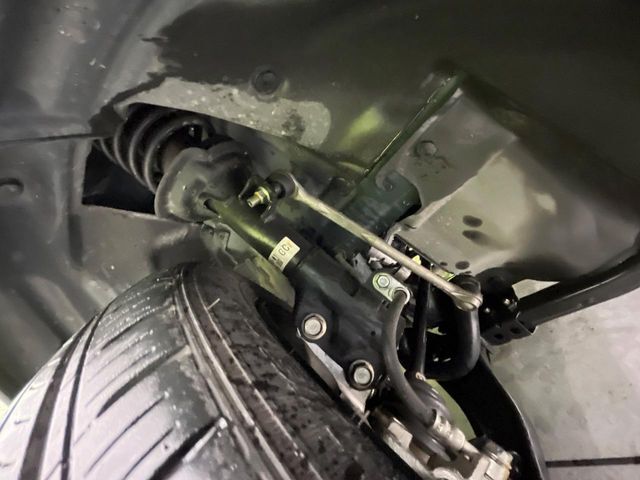 お車を安心してお乗りいただく為には、足回りの定期点検が欠かせません。サービスサポート（有償保証）では無料点検もご提供しており、安心のカーライフをお過ごしいただけるサポート体制が整っています。