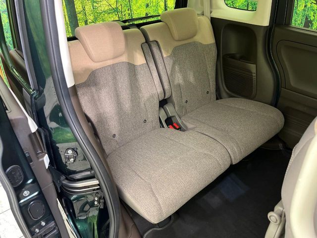 後部座席も気になるようなキズ・汚れやへたり等、大きなダメージはなく、良好な状態です。