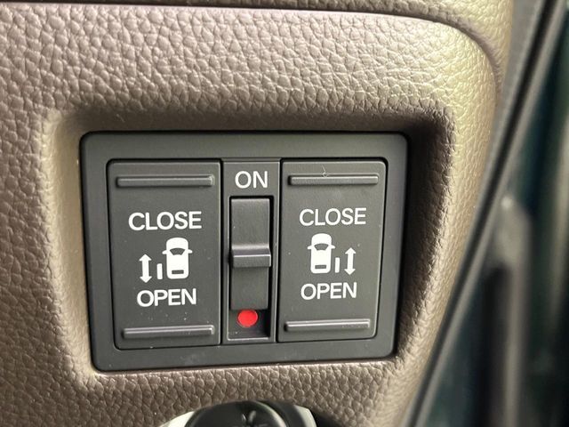 【両側パワースライドドア】スマートキーや運転席のスイッチで後席両側スライドドアの開閉が可能♪電動だから力を入れてドアを開ける必要が無く、小さなお子様でも簡単に開け閉めでき快適です♪