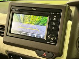 【バックカメラ】駐車時に後方がリアルタイム映像で確認できます。大型商業施設や立体駐車場での駐車時や、夜間のバック時に大活躍！運転スキルに関わらず、今や必須となった装備のひとつです！