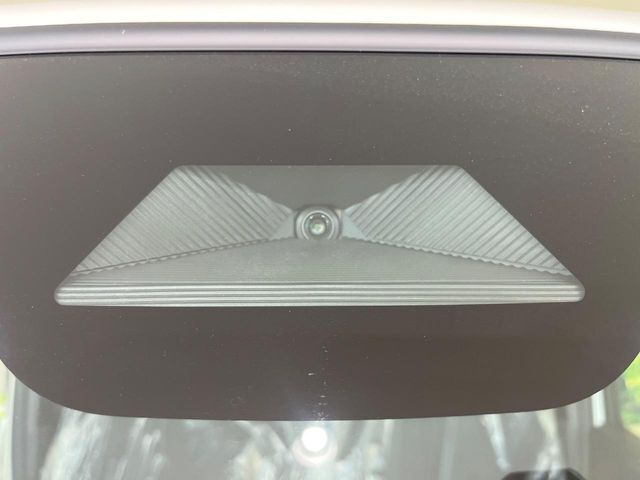 【ホンダセンシング】走行中に前方の車両等を認識し、衝突しそうな時は警報とブレーキで衝突回避と被害軽減をアシスト。より安全にドライブをお楽しみいただけます。