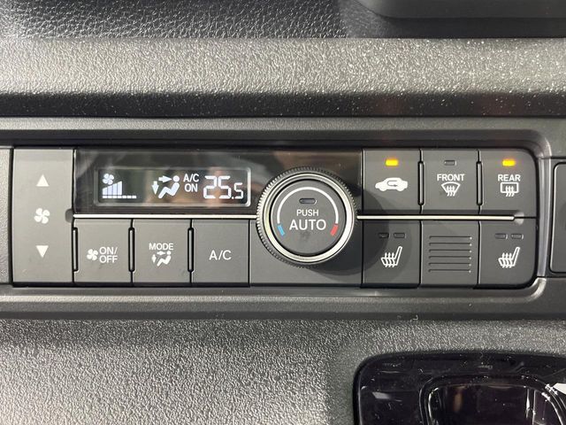 【シートヒーター】寒い日に重宝するシートヒーター！エアコンより早く温まってくれるので寒がりの人も安心ですね♪エアコンの温風は乾燥するから苦手、という方にもをおすすめです。