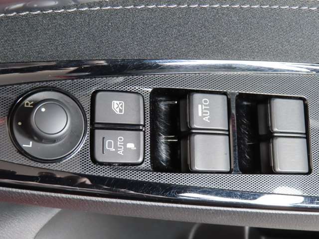☆運転席だけは「AUTO」ですが助手席、後部座席はマニュアルになります。小さなお子様が乗車の際はパワーウインドのスイッチをOFFにしておけば作動はしません☆