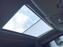 ●サンルーフ：開放感たっぷりの希少装備、サンルーフが装着されています！車内に明かりを取り入れたり景色を楽しむ以外にも、車内の空気も簡単に換気できて快適です！