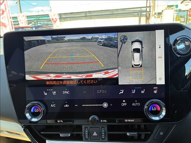 ★パノラミックビューモニター★運転席周辺のカメラから上から見ているような視点でディスプレイに表示され「VIEW」のスイッチで映像を切り替える事ができます。駐車時などには安心な装備です♪
