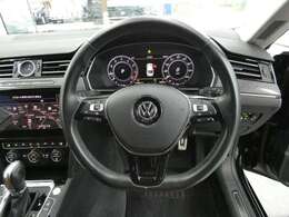 使い勝手の良い純正ナビに、便利なキーレスアクセス＆パワーテールゲート、運転操作をサポートするHUD(ヘッドアップディスプレイ)にリアビュー＆サラウンドビューカメラ