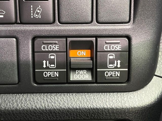 【両側パワースライドドア】スマートキーや運転席のスイッチで後席両側スライドドアの開閉が可能♪電動だから力を入れてドアを開ける必要が無く、小さなお子様でも簡単に開け閉めでき快適です♪