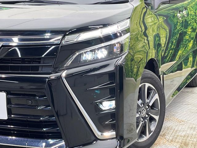 【LEDヘッドライト】悪天候や夜間走行時も良好な視界を確保し安心して運転できる高輝度LEDヘッドライトを装備！点灯速度が早く、消費電力も抑えられています。