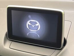 【マツダコネクトナビ】車内の雰囲気にマッチした一体型タイプのナビ。各種車輌設定やBluetooth再生等、様々な機能が楽しめます。直感的なダイヤル操作が可能で、使い勝手も良好です。