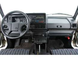 1992年製造のクラシカルなデザインと実用性を兼ね備えたオープンカー。8.2万kmという走行距離はこの時代の車には驚くほど少ないです。