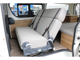 車内をウッド調インテリアで統一したキャンピングカーで 対面、フルフラットも可能♪