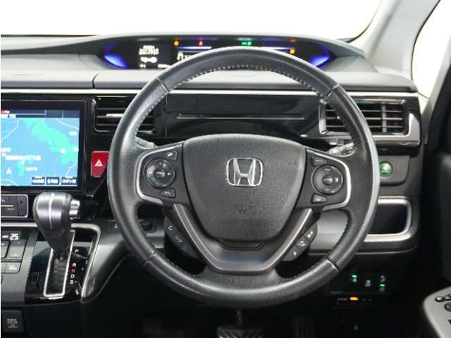 【Honda SENSING】 カメラ等装置で精度の高い検知能力を発揮、安全運転を支援します。ステアリング上のコントローラーに注目！