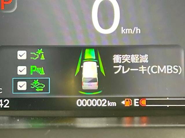 【ホンダセンシング】走行中に前方の車両等を認識し、衝突しそうな時は警報とブレーキで衝突回避と被害軽減をアシスト。より安全にドライブをお楽しみいただけます。