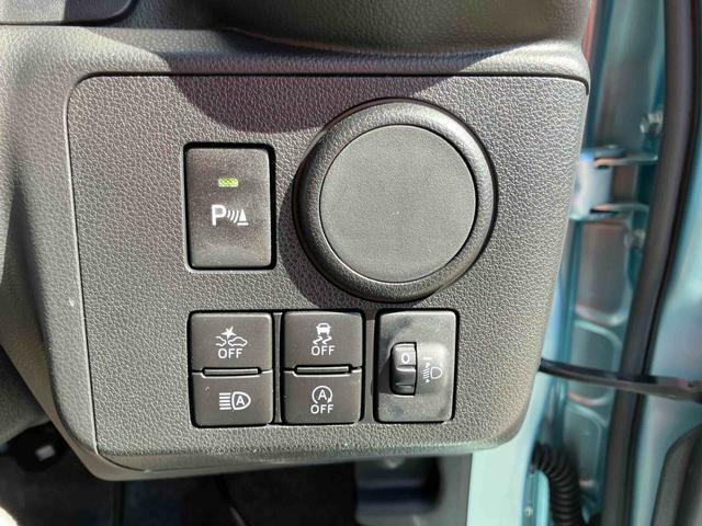 運転席にはスマートアシストやアイドリングストップなどの、主電源OFFにするスイッチもご用意！コーナーセンサーも付いてます♪
