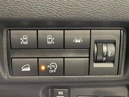 【ハンズフリー機能付き両側パワースライドドア】スライドドアの下に足先を入れてすぐ引くと、自動的にスライドドアが開閉します！荷物で両手がふさがった状態でも、ドアの開閉ができてとっても便利！