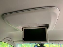 【フリップダウンモニター】大画面モニターで後席でもエンタメをお楽しみいただけます。小さなお子様にも大人気の装備です♪