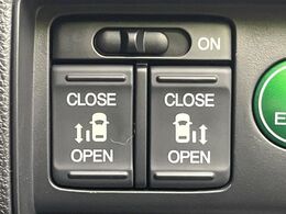 【両側パワースライドドア】スマートキーや運転席のスイッチで後席両側スライドドアの開閉が可能♪電動だから力を入れてドアを開ける必要が無く、小さなお子様でも簡単に開け閉めでき快適です♪