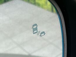 【ブラインドスポットインフォメーション】走行中、ドアミラーの死角になりやすい箇所に後続車が接近するとサイドミラー付近に警告を表示、ドライバーに注意喚起をしてくれます。