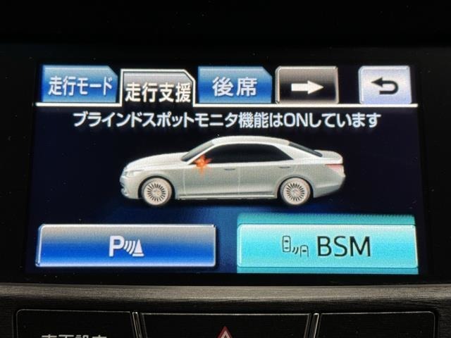 クリアランスソナーが付いています。　車にはどうしても死角ができるもの。　でも、センサーで障害物を感知して音などで知らせてくれるので、暗い道や狭い道でも安心して運転できますよ。