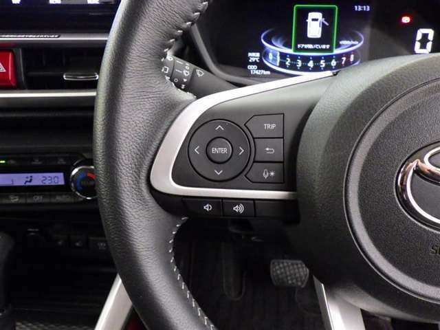 ステアリングスイッチ装備！運転しながら手元でオーディオの操作などができます。