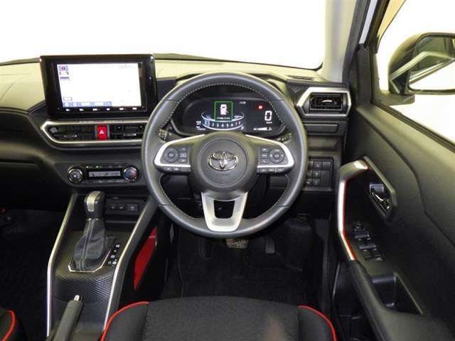 運転の際、常に目にする部分だけにシックで飽きのこないデザインが良いですね。
