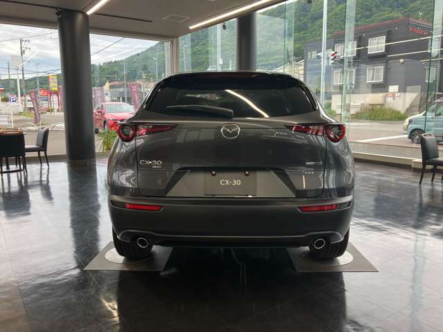 一台一台丁寧な整備をこころがけております♪当店展示車輌は全て車検整備はもちろん、車検残のあるお車でも、当店自慢の熱い整備スタッフが点検整備をしっかり完了させてからお客様へお渡し致します♪
