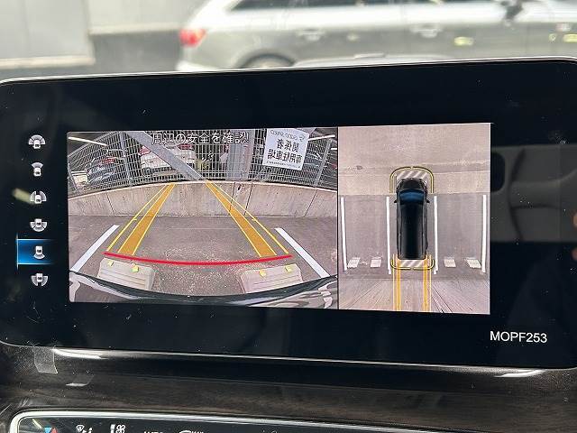 【全周囲モニター】を装備しております。全周囲カメラで危険察知。狭い駐車場でも安心して駐車できますね。
