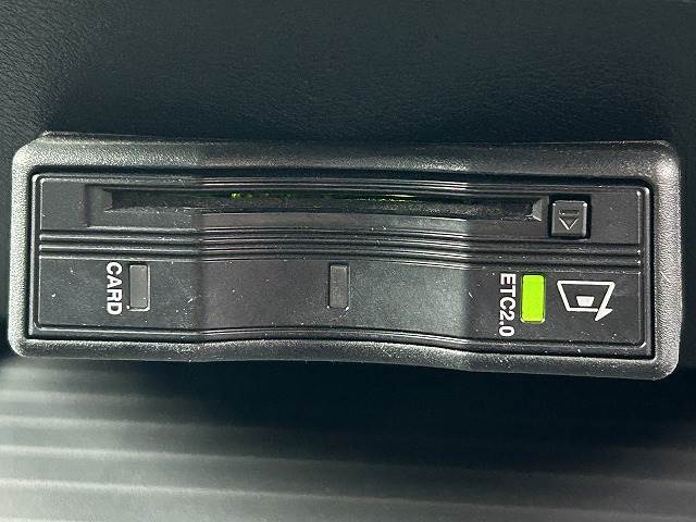 【ETC車載器】を装備しておりますので、ご納車直後からの遠距離ドライブも可能です。土日の利用料金の割引や、朝夕の通行料金を割引料金で高速道路をお楽しみいただけます。