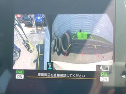 【フロント＆サイド＆バックカメラ】ドライバーから見にくい死角部分を映像で確認できるカメラを各所に装着。見通しがきかない場所や住宅密集地などを運転することが多い人におすすめの安心装備です。
