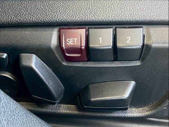 パワーシート装備でお好みのドライビングポジションに設定可能です。