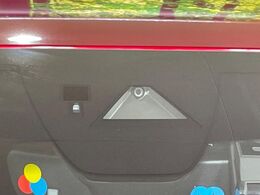 【i-ACTIVESENSE】走行中に前方の車両等を認識し、衝突しそうな時は警報とブレーキで衝突回避と被害軽減をアシスト。より安全にドライブをお楽しみいただけます。