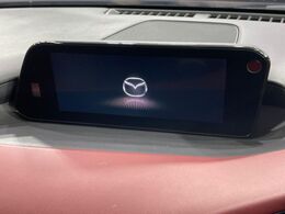 【マツダコネクトナビ】車内の雰囲気にマッチした一体型タイプのナビ。各種車輌設定やBluetooth再生等、様々な機能が楽しめます。直感的なダイヤル操作が可能で、使い勝手も良好です。