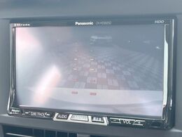 【バックカメラ】駐車時に後方がリアルタイム映像で確認できます。大型商業施設や立体駐車場での駐車時や、夜間のバック時に大活躍！運転スキルに関わらず、今や必須となった装備のひとつです！
