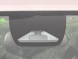 【ホンダセンシング】走行中に前方の車両等を認識し、衝突しそうな時は警報とブレーキで衝突回避と被害軽減をアシスト。より安全にドライブをお楽しみいただけます。