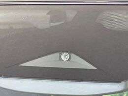 【エマージェンシーブレーキ】走行中に前方の車両等を認識し、衝突しそうな時は警報とブレーキで衝突回避と被害軽減をアシスト。より安全にドライブをお楽しみいただけます。