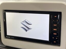 【純正ナビ】人気の純正ナビを装備しております。ナビの使いやすさはもちろん、オーディオ機能も充実！キャンプや旅行はもちろん、通勤や買い物など普段のドライブも楽しくなるはず♪