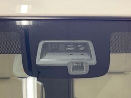 【スズキ　セーフティサポート】走行中に前方の車両等を認識し、衝突しそうな時は警報とブレーキで衝突回避と被害軽減をアシスト。より安全にドライブをお楽しみいただけます。